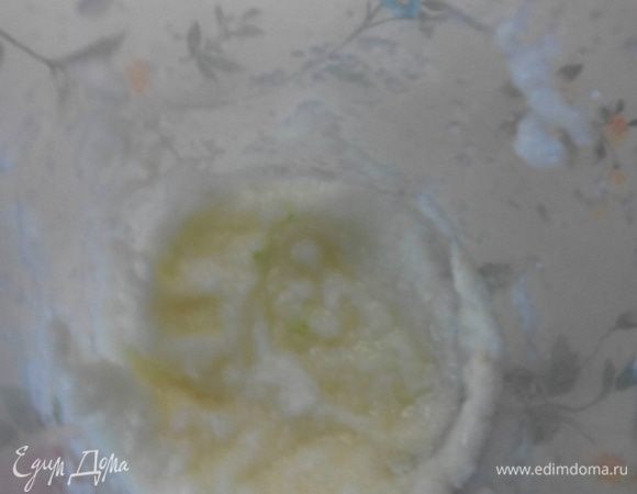 Тем времен режем лук и чеснок (не важно как) и измельчаем  в 
блендере (удобней всего "ножкой") до кремообразного состояния. 
Добавляем в курицу эту смесь, (только необходимо оставить 1-2 
чайных ложки для соуса) и тушим еще минут 10-15. 

Делаем соус. В сметану (я взяла 20%, она достаточно густая, а так берите 26%) добавляем луково - чесночную смесь, 1 столовую ложку просеянной муки и оставшейся бульон со сковороды (я сливаю его уже в конце когда курица готова, а вода осталась) и все хорошо вымешиваем, чтобы не было комочков. На мелкой терке натереть сыр и добавить к соусу. Готовый соус 
добавить к курице, перемешать и тушить на маленьком огне 5 минут 
с закрытой крышкой. 
Приятного аппетита!