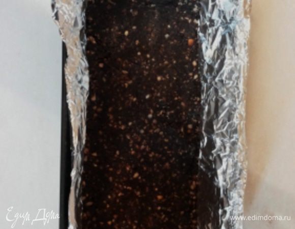 Выстилаем форму для нашего пирожного фольгой, так, чтобы фольга выходила за края (у меня это длинненькая форма для кекса). На водяной бане растапливаем 55 гр сливочного масла, добавляем 2 ст. л. сахара и 1 ст. л. какао. Подмешиваем яйцо и варим примерно 6-7 минут. Масса станет похожа на помадку. Снимаем с огня и добавляем крекер (мелко порубленный в блендере) и арахис (80 гр), измельченный в мелкую крошку. Это первый слой нашего пирожного. Кладем массу на дно формы, плотненько прижимаем. На этот слой выкладываем апельсиновый джем (за него отдельное спасибо Зарине http://www.edimdoma.ru/retsepty/63289-dzhem-apelsinovyy) и отправляем в морозилку минут на 15-20.