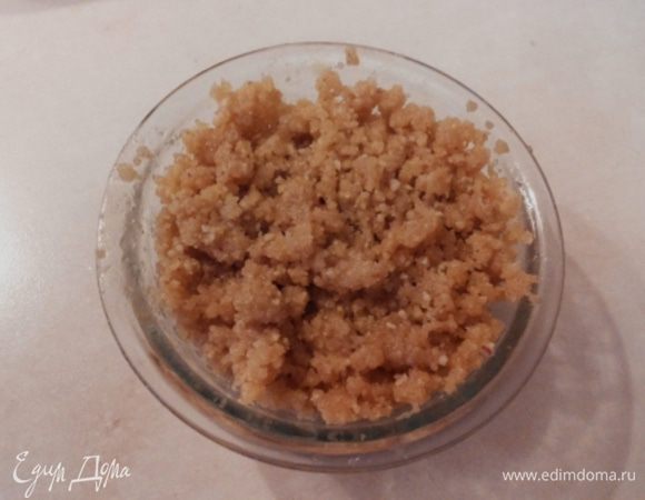 Измельчаем арахис (80 гр) как можно мельче, добавляем 2 ст.л. (без горки) сахарной пудры, 3 ст. л. мягкого сливочного масла и 1/2 ч. л. меда. Должна получиться такая жирненькая ореховая крошка. Выкладываем ее третьим слоем на наше пирожное, сильно не прижимаем, чтобы не смешать со слоем джема. И снова в морозилку минут на 30. 