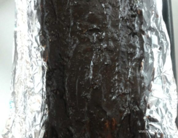 Четвертым слоем будет глазурь. Обычно этот слой я делаю из растопленного горького шоколада со сливочным маслом, но шоколада в наличии не оказалось, поэтому быстренько варим глазурь. Смешать до однородности 3 ст.л. какао, 2 ст.л. сахара, 2 ст.л. молока и 30 гр. слив. масла. Хорошо прогреть и выложить получившуюся массу на наше пирожное, разровнять. Прошу прощения за фото (фольга бликует), но, думаю, и так все понятно. Отправляем наше пирожное в морозилку еще на 30 минут.