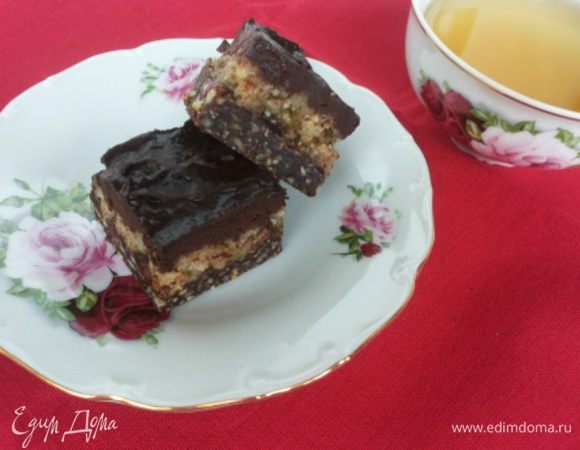 За кончики фольги вынимаем наш "пирог" из формы и сразу нарезаем квадратиками. Подавать холодными. Хранятся пирожные в холодильнике. Ну вот и все! Можно угощаться!