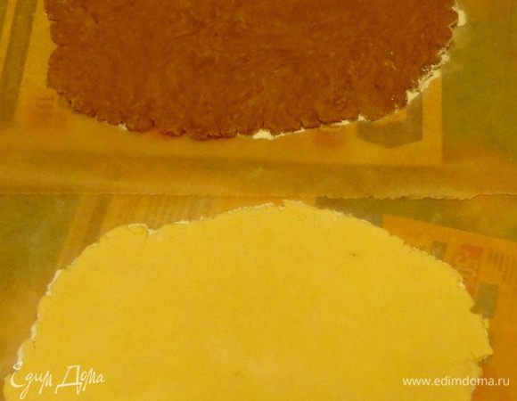 Размягченное сливочное масло взбить с сахарной пудрой, добавить ванильный экстракт, затем соль, 6 ст. л. муки и разрыхлитель. Тесто разделить на 2 части. В одну добавить 1 ст. л. муки, в другую - 1 ст. л. какао.
Замесить тесто, колобки раскатать толщиной 0.5 см и отправить пласты в холодильник на 1 час.