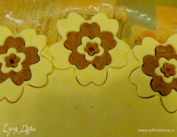 Вырезать цветочки из разного теста и укладывать их, чередуя цвета.