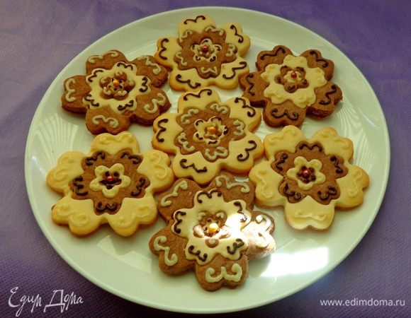 Печь до легкой золотистости при 180 градусах. Готовое и остуженное печенье украсить по желанию темным и белым растопленным шоколадом.
Приятного аппетита!
