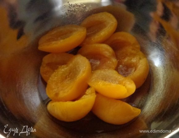 Фрукты помыть и проварить до мягкости в небольшом количестве воды. При желании добавить по половине чайной ложки фруктозы. Я добавила в смородину и сливы.