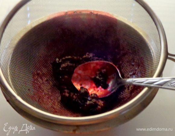 Дать стечь излишкам воды и протереть через сито.