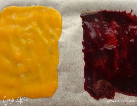 На смазанный растительным маслом пергамент нанести тонким слоем основу разного цвета.