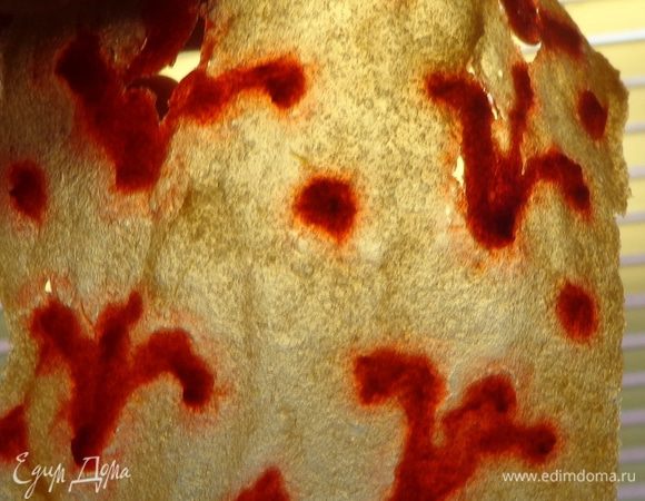 Подсушить пастилу в духовке при 100 градусах около часа, потом дать вылежаться еще сутки, а потом снимать с пергамента и радоваться результатам.