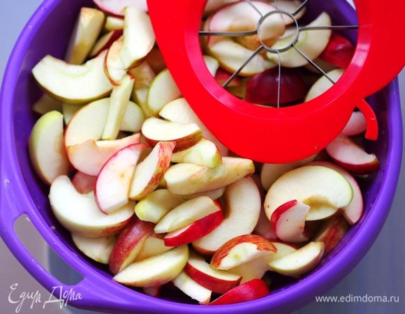 Приготовить необходимые продукты. Для этого лакомства лучше всего взять яблоки кисло-сладких сортов. Яблоки у меня были всякие-разные, позднеспелых летних сортов, и, в основном, уже упавшие с дерева. Но тем и хорош этот рецепт, что позволяет из некондиционных яблок сделать конфетку! Единственное важное замечание то, что переспевшие ватные яблоки в этот рецепт не подойдут, яблочные дольки не будут держать форму.Если хотите получить карамельный оттенок во вкусе, то возьмите коричневый, тростниковый сахар.
Яблоки нарезать на тонкие дольки. Я это делала и ножом, и яблокорезкой. Крупные делила на 12 частей, мелкие на 8.