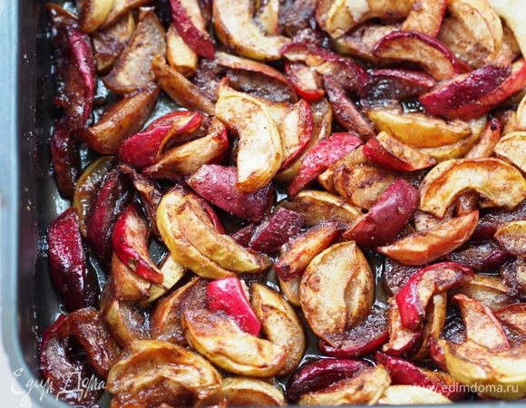 Вынуть из духовки, насладиться ароматом... Обязательно подождать, когда яблоки остынут. Дольки будут еще мягковаты, но уже очень вкусны и красивы. 