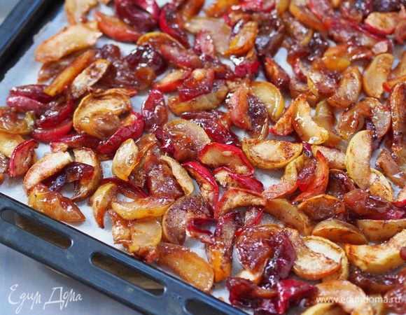 Извлечь из формы с помощью лопаточки, разложить на пергамент, слега посыпанный оставшимся сахаром, и поставить сушить на 2-3 дня. Если сушить на открытом воздухе, то накрыть марлей.
Можно ускорить этот процесс в духовке с вентилятором на 2-3 часа при температуре 60-75 градусов, с приоткрытой дверцей или в электросушилке. Можно сушить и дольше, регулируйте степень влажности ваших долек на свой вкус. 
Готовые дольки можно хранить в стеклянных и пластиковых банках и коробках, в сухом месте, при комнатной температуре, не герметично закрытые. Но у нас получается, как на конвейере, готовим-едим, и опять готовим! Приятно и вам полакомиться!