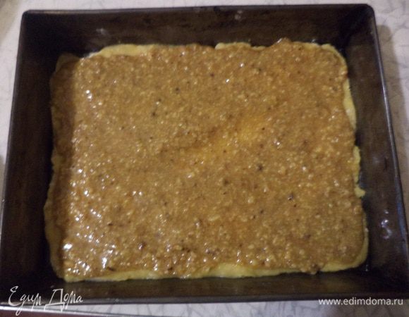 Вторую половину теста раскатать в пласт по величине формы для выпечки, уложить в форму, сверху выложить орехово-медовую прослойку, выпекать 20 минут при температуре 180 градусов.