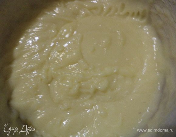 Для крема взбить миксером размягчённое сливочное масло, продолжая взбивать, добавлять по 1 ст. л. заварной массы из п.1.