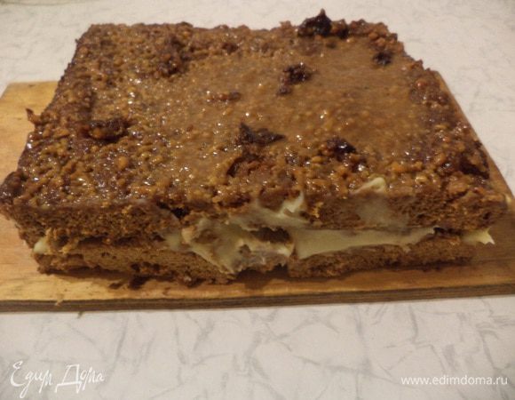 На первый корж намазать заварной крем, накрыть вторым коржом, с ореховой прослойкой. Убрать пирог на 2-3 часа в холодильник.
А теперь наслаждаемся вкуснятиной!