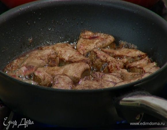 Обжаренную печень переложить на блюдо, посолить и поперчить.