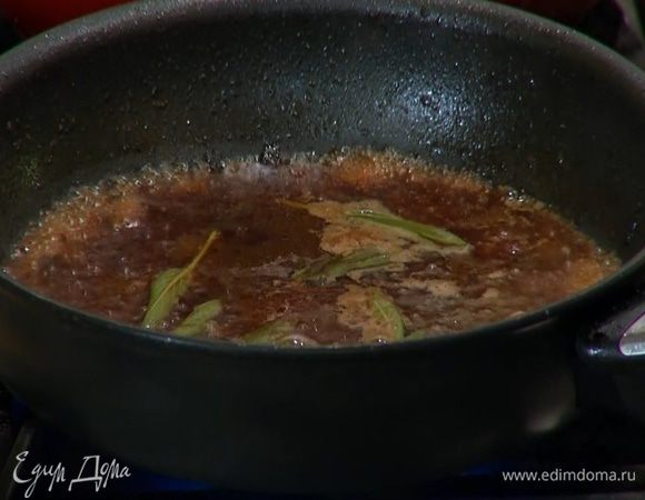 В сковороду, где жарилась печень, влить вино, уксус, выложить листья шалфея, перемешать и прогревать не больше минуты, затем добавить куриный бульон и на сильном огне уварить соус на треть.