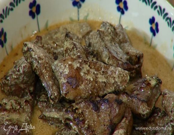 Процедить соус через сито и полить им печень.