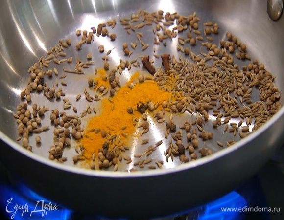 Гвоздику, черный перец, кориандр, зиру и куркуму прогреть на сухой разогретой сковороде, затем пересыпать в другую посуду и остудить.