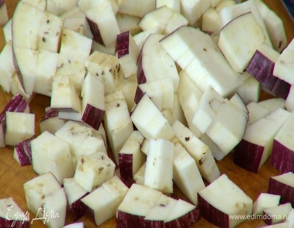 Баклажан нарезать маленьким кубиками.