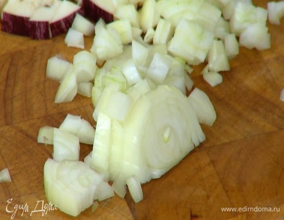 Лук почистить и нарезать маленькими кубиками.