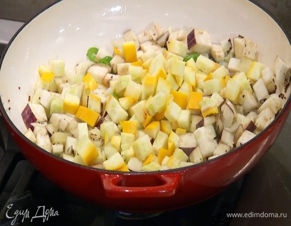 Цукини нарезать маленькими кубиками, добавить в сковороду, влить еще немного оливкового масла и перемешать.