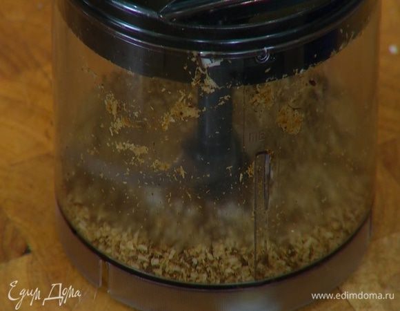 Остывшие специи поместить в блендер, добавить кокосовую стружку и измельчить все в пудру.