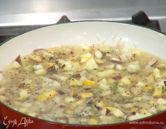 Измельченными специями посыпать рис с овощами, все перемешать и залить горячей водой, так чтобы рис был покрыт жидкостью. Накрыть сковороду крышкой и на медленном огне томить 15 минут.