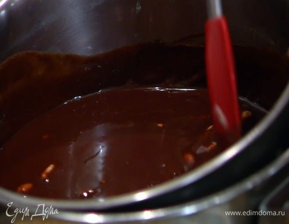 Горький и молочный шоколад соединить с 280 г сливочного масла и растопить на водяной бане, затем слегка остудить.
