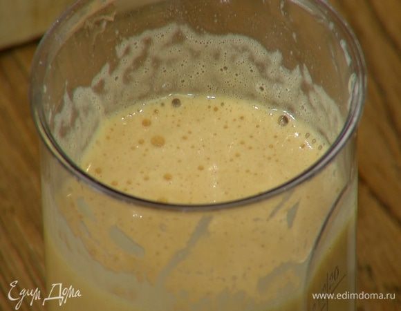 Яйца взбить миксером, затем добавить сахар и взбить все в пышную массу.