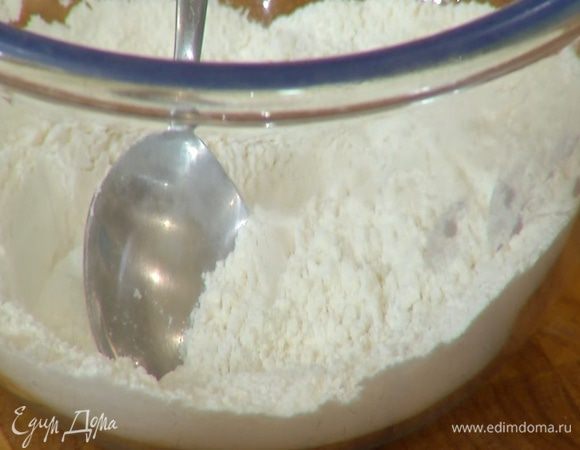 Муку перемешать с разрыхлителем и солью.