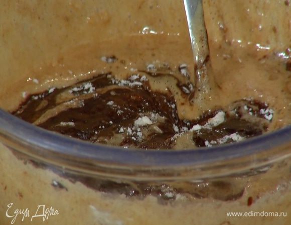 Влить в муку взбитые яйца с сахаром и шоколадно-сливочную массу, все вымешать.
