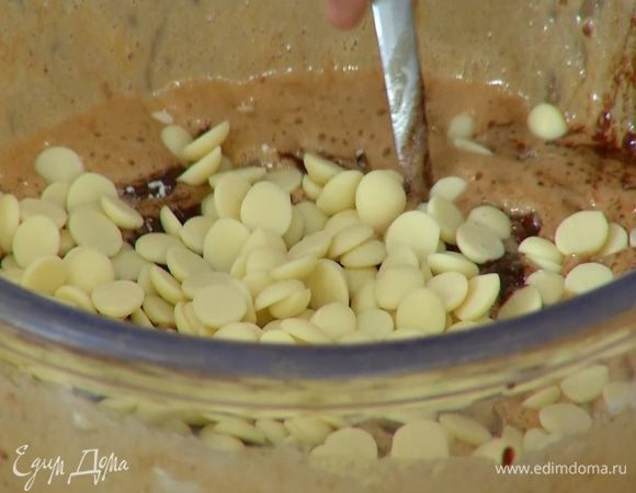 Белый шоколад добавить в тесто (горсть шоколада оставить) и перемешать.