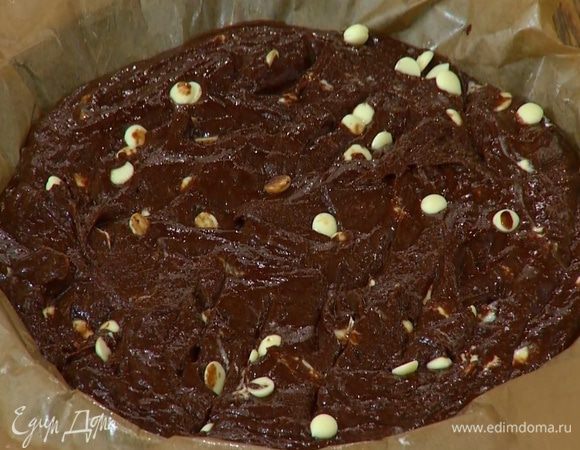 Посыпать тесто оставшимся шоколадными каплями и слегка утопить их в тесто.