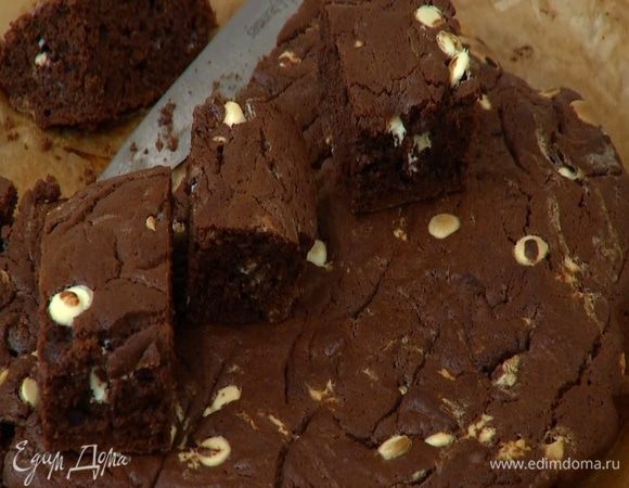 Готовый брауни остудить, затем порезать на квадратики.