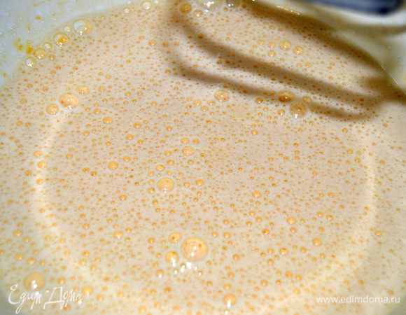 Взбить яйца с сахаром. Муку смешать с разрыхлителем.