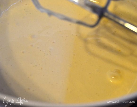 Добавить просеянную муку, постоянно взбивая.