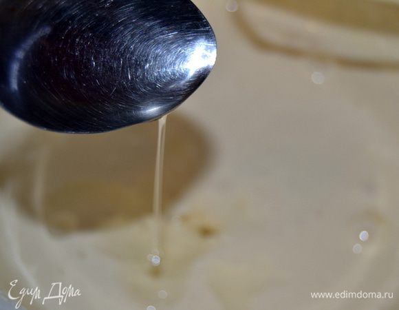 Не прекращая взбивать, добавляем масло и кипяток.