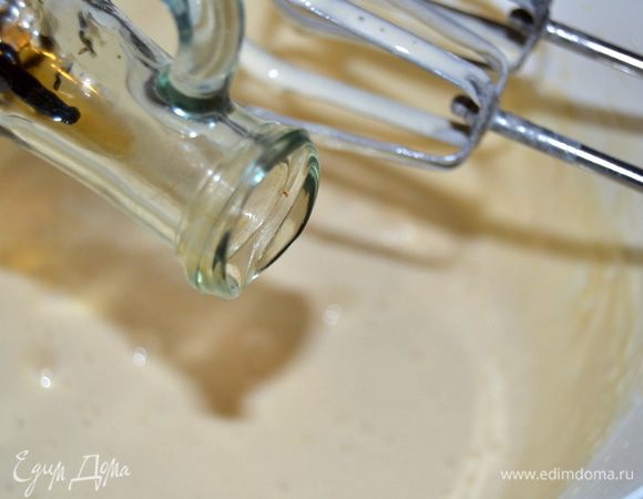 По желанию добавить ваниль. Я пользуюсь ванильной эссенцией своего приготовления.
http://www.edimdoma.ru/retsepty/36360-vanilnaya-essentsiya
Выливаем в разъемную форму, застеленную бумагой для выпечки. Выпекаем в разогретой до 180гр духовке в течении 30-40 минут. Остудить 10 мин в форме, затем на решетке до полного остывания. Затем я заворачиваю в пищевую пленку и оставляю в холодильнике как минимум на ночь, после этого бисквит хорошо режется.