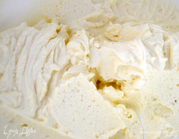 Для крема взбить сметану (берем максимально жирную). Если не жирная, то можно добавить загуститель для сливок. Добавляем сахарную пудру по вкусу. Учитываем, что мастика достаточно сладкая, поэтому крем я обычно делаю менее сладкий. Также по желанию добавляем ваниль.