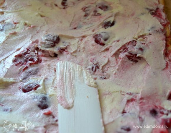 Бисквит разрезаем на нужное количество слоев, промазываем любимым вареньем. Я использовала свежую вишню, немного проварив ее с сахаром и крахмалом. Сверху на ягоды выкладываем крем.