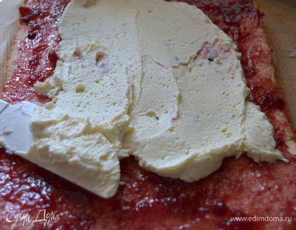 Один или два слоя я промазываю чем-то кисленьким, чтобы торт не был приторным. В данном случае брусничный джем. Сверху слой крема.