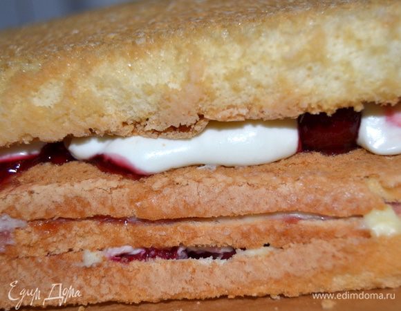 Составляем все слои и убираем в холодильник на ночь. Сверху необходимо положить небольшой гнет в виде, допустим, разделочной доски.