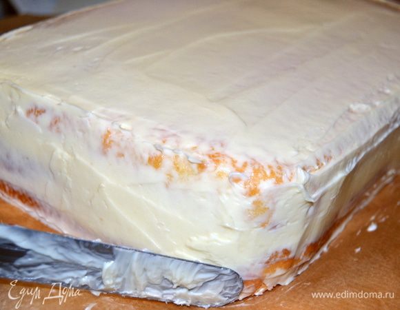 Взбить масло с 1/2 банки сгущенки. Выравниваем торт, закрываем масленым кремом все неровности и убираем в холодильник до полного застывания.