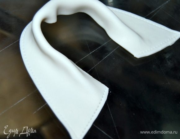 Вырезаем воротничок.