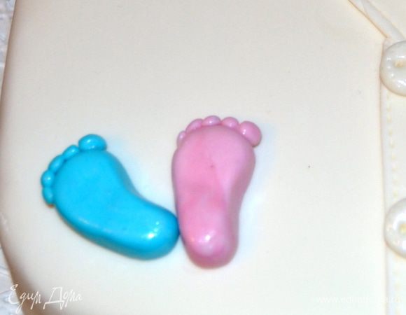 Прикололи брошку.