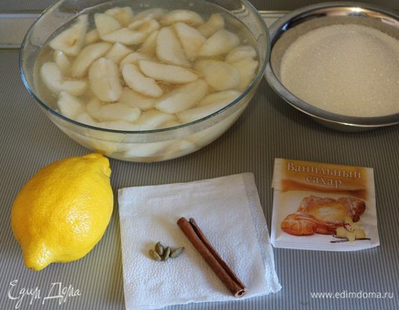 В миску налить холодную воду и добавить уксус. Почистить груши: снять кожицу и вырезать сердцевину. Разрезать груши на 4 части и положить их в воду с уксусом (чтобы груши не потемнели).