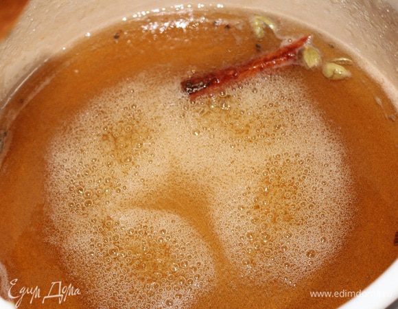 Сломать палочку корицы пополам. Коробочки кардамона раздавить ножом и извлечь семена (сами коробочки не выкидывать, они тоже пойдут в варенье). Сварить сироп: в кастрюлю налить воду, туда де добавить сахар, ванильный сахар и сок лимона. Поставить на средний огонь. Как только сироп закипит, положить пряности и варить сироп на среднем огне около 7 минут (снимая образовывавшуюся пену).