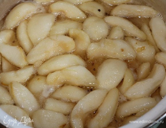 Затем, достать корицу и переложить в сироп груши (при помощи шумовки). Довести до кипения и варить на небольшом огне (снять образовавшуюся пену) 5 минут, очень аккуратно помешать в середине варки.