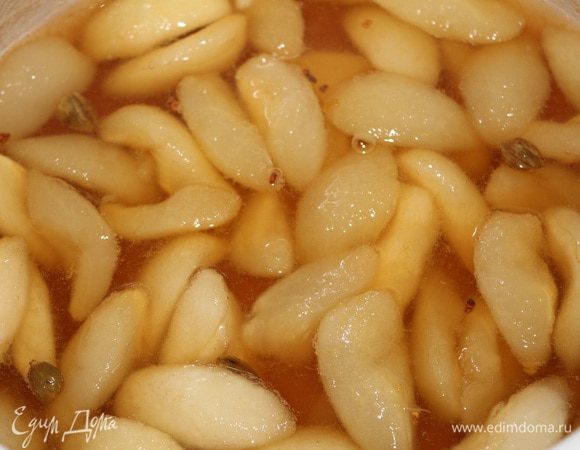 Оставить до полного остывания и повторить процедуру еще 2 раза (аккуратно перемешивая варенье, в начале и середине варки).