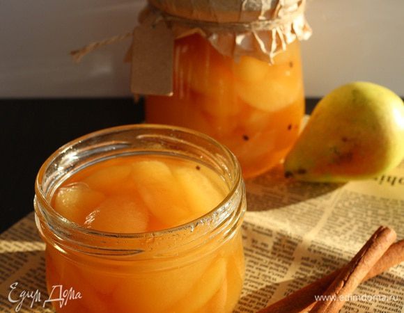 Готовое варенье аккуратно разложить в стерилизованные банки вместе с коробочками кардамона и закрыть крышками. Оставить до полного остывания. Если у вас остался сироп, перелете его так же в стерилизованную банку и закройте. Он отлично подойдет для пропитки тортов, пирожных и кексов.